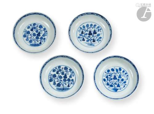 Quatre petites assiettes en porcelaine bleu et blanc, Chine,...