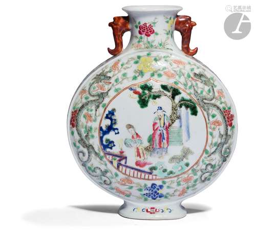 Vase gourde baoyueping (ou bianhu) en porcelaine dans le sty...