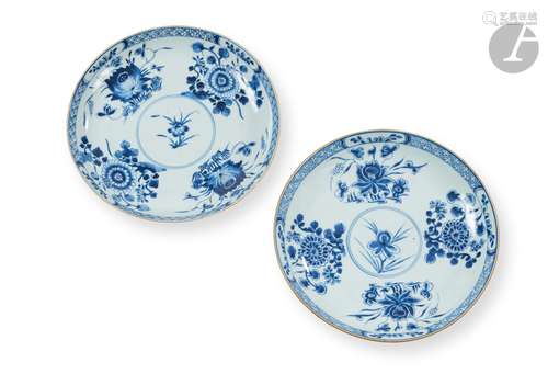 Deux assiettes en porcelaine bleu et blanc, Chine pour l’exp...