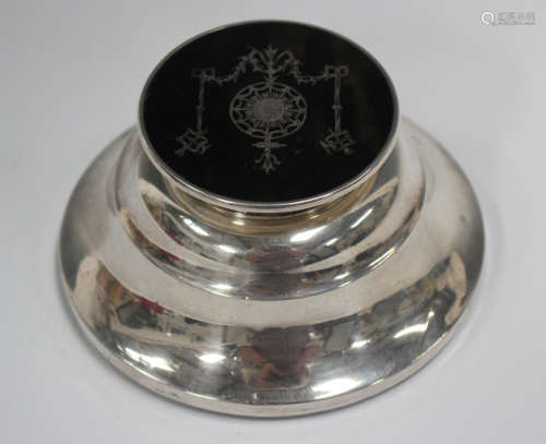 A George V silver circular inkwell, the hinged lid inset wit...