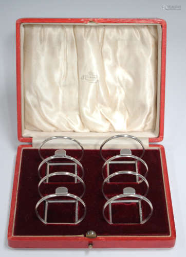 A set of four George V silver napkin rings, London 1927 by J...