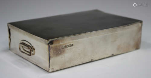 A George V silver rectangular sandwich box with hinged side ...