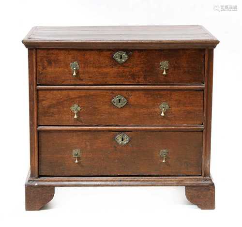 A small oak chest of drawers,