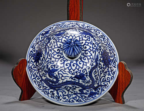 A MING STYLE PORCELAIN LID