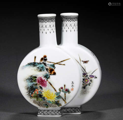 A QING STYLE PORCELAIN JOINTED MOON FLASK VASE