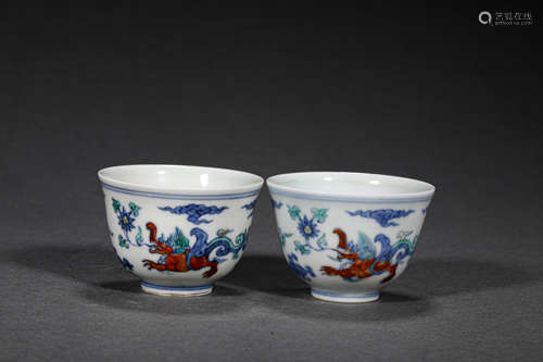 A PAIR OF CHINESE VINTAGE PORCELAIN CUPS