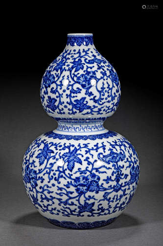 A QING STYLE PORCELAIN GOURD SHAPED VASE