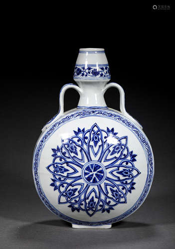 A CHINESE PORCELAIN MOON FLASK VASE