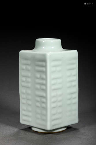 A QING STYLE PORCELAIN CEREMONIAL CONG SHAPED VASE