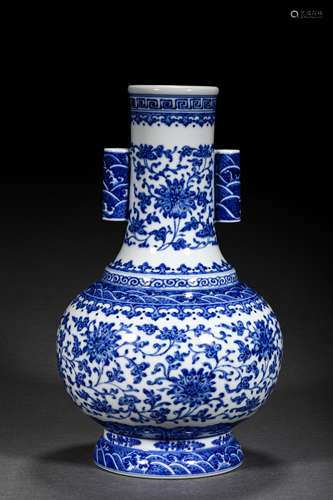 A QING STYLE PORCELAIN ZUN