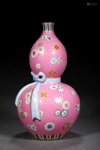 A QING STYLE PORCELAIN GOURD SHAPED VASE