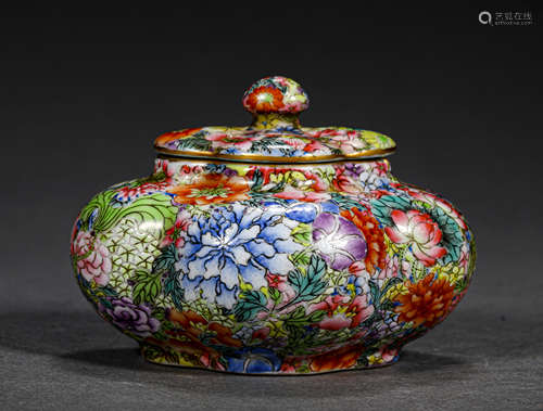 A QING STYLE PORCELAIN LIDDED JAR