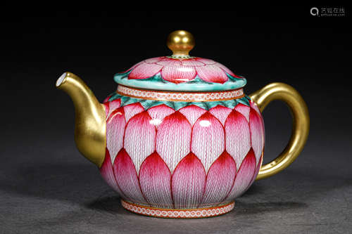 A QING STYLE PORCELAIN TEA POT