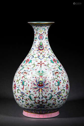 A QING STYLE PORCELAIN VASE