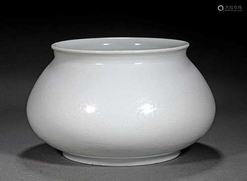 A MING STYLE PORCELAIN ZUN