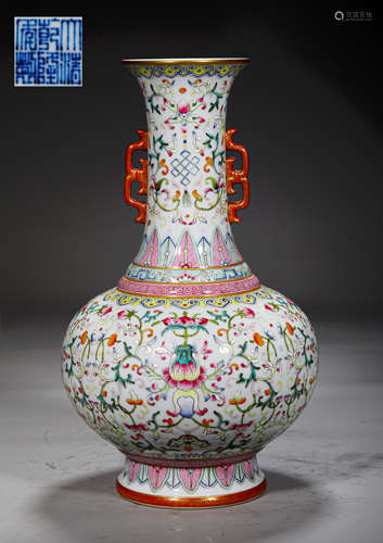 A QING STYLE PORCELAIN VASE