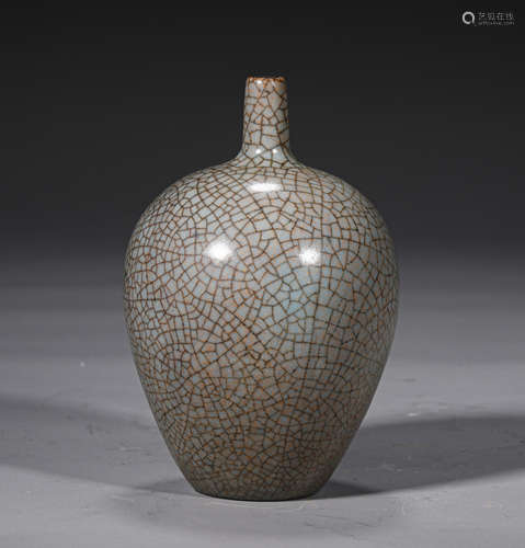 A CHINESE GEYAO CRACKLED WARE VASE