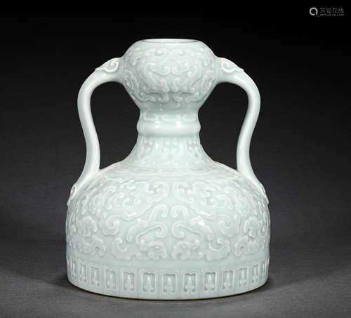 A QING STYLE PORCELAIN ZUN