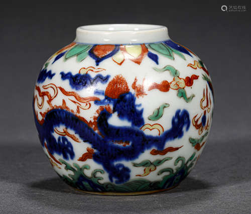 A CHINESE VINTAGE PORCELAIN JAR