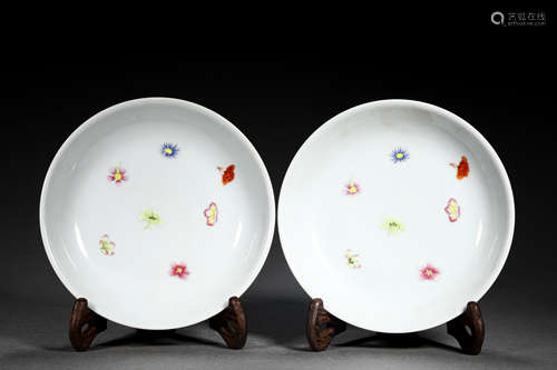 A PAIR OF QING STYLE PORCELAIN PLATES