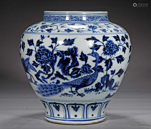 A LARGE MING STYLE BLUE-AND-WHITE GLAZE PORCELAIN JAR