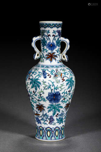 A QING STYLE PORCELAIN VASE