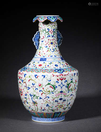 A QING STYLE PORCELAIN VASE