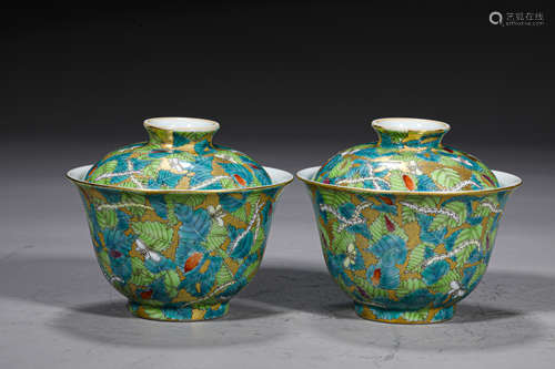 A PAIR OF QING STYLE PORCELAIN LIDDED TEA CUPS