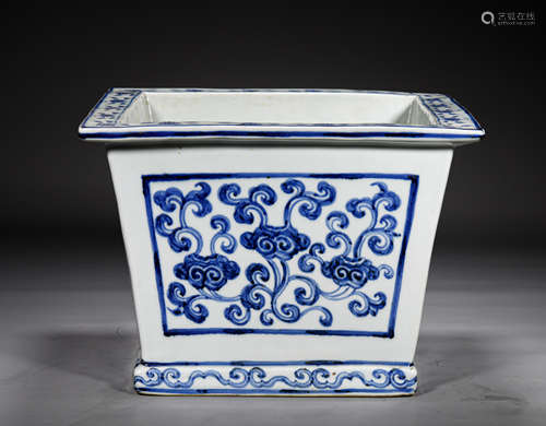 A MING STYLE BLUE AND WHITE GLAZE PORCELAIN SQUARE SHAPEDD J...