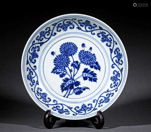 A MING STYLE PORCELAIN PLATE