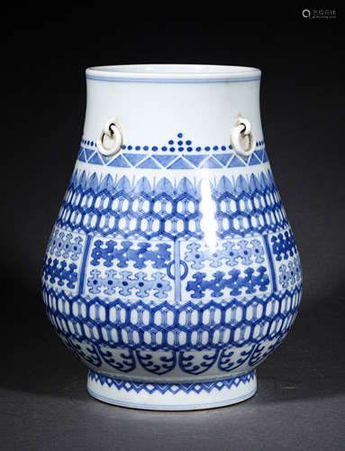 A QING STYLE PORCELAIN JAR