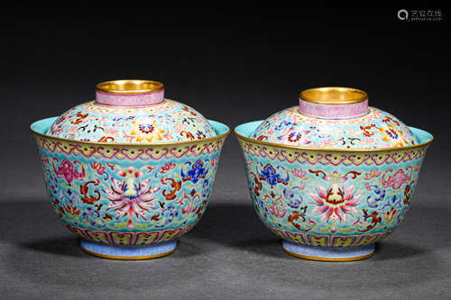 A PAIR OF QING STYLE PORCELAIN LIDDED BOWLS