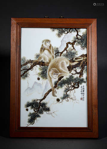 A CHINESE HAND-PAINTED MONKEY DESIGN PORCELAIN PLAQUE