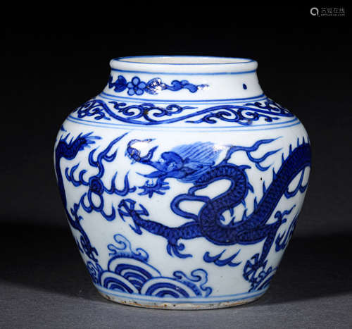 A MING STYLE PORCELAIN JAR