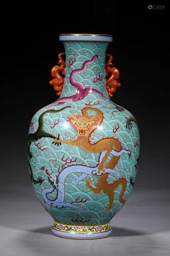 A QING STYLE PORCELAIN VASE