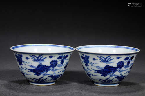 A PAIR OF PORCELAIN TEA CUPS