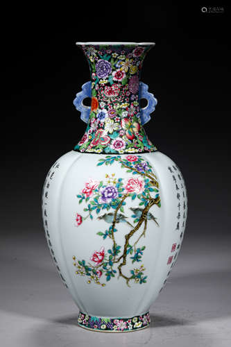 A QING STYLE PORCELAIN VASE