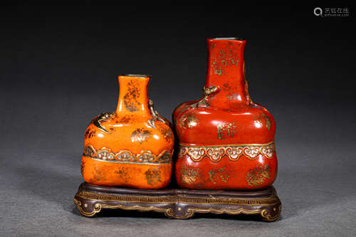 A PAIR OF QING STYLE PORCELAIN VASES