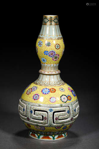 A QING STYLE PORCELAIN GOURD SHAPED VASE