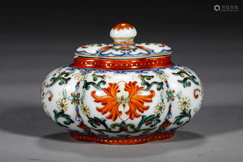 A QING STYLE PORCELAIN LIDDED JAR