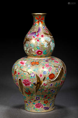 A QING STYLE PORCELAIN GOURD SHAPED VASE