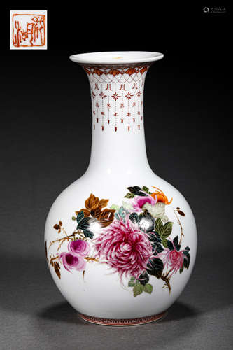 A MODERN PERIOD REPUBLIC ERA STYLE PORCELAIN VASE