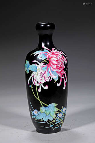 A QING STYLE BLACK GLAZE PORCELAIN VASE