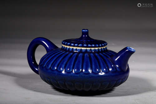 A QING STYLE PORCELAIN TEA POT