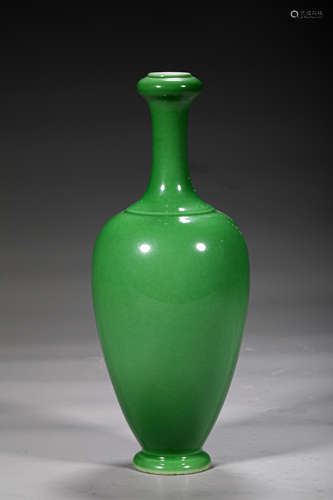 A QING STYLE PORCELAIN SHORT NECKED VASE