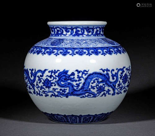 A QING STYLE PORCELAIN  JAR