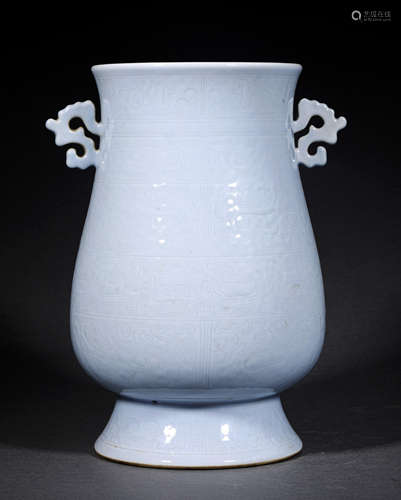 A QING STYLE PORCELAIN ZUN VASE