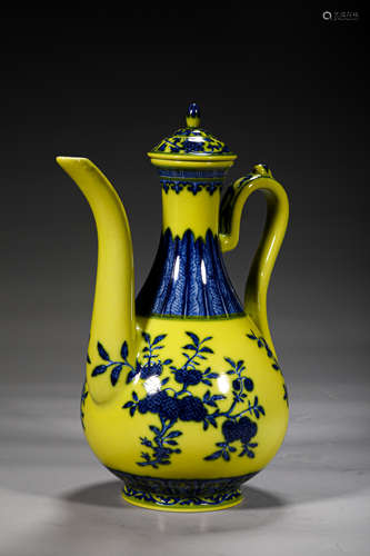 A QING STYLE PORCELAIN WINE KETTLE