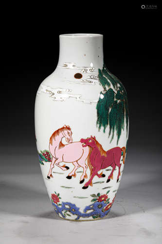 A QING STYLE PORCELAIN VASE