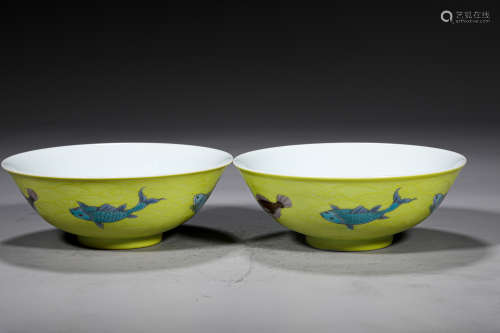 A PAIR OF PORCELAIN BOWLS WITH FISH DESIGN